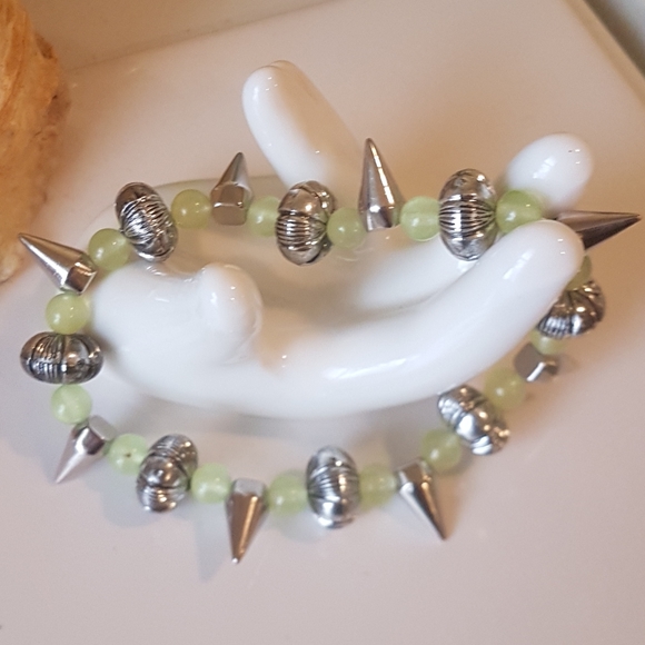 🧜🏼‍♀️ Spiked Prenite bracelet - Picture 2 of 4
